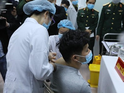 Mũi tiêm vắcxin Nano Covax ngừa COVID-19 đầu tiên trên người tình nguyện tại Việt Nam. (Ảnh: Minh Quyết/TTXVN)