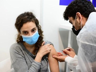 Tiêm vắcxin ngừa COVID-19 cho người dân tại Tel Aviv, Israel ngày 4/2/2021. (Ảnh: THX/TTXVN).