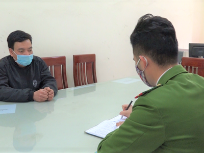 Công an Thị xã Kinh Môn làm việc với đối tượng chống người thi hành công vụ tại chốt kiểm soát.