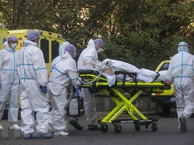 Nhân viên y tế chuyển bệnh nhân COVID-19 tới bệnh viện tại Praha, Cộng hòa Séc. (Ảnh: AFP/TTXVN).