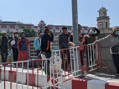 Người dân và công nhân không được phép ra, vào khu vực có ca nhiễm COVID-19. (Ảnh: TTXVN/phát).