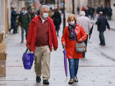 Người dân đeo khẩu trang phòng dịch COVID-19 tại Burgos, Tây Ban Nha ngày 21/10/2020. (Ảnh: AFP/TTXVN).