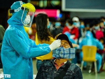 Người dân từ Hải Phòng, Hải Dương khu vực đang thực hiện giãn cách sẽ phải các ly tập trung, lấy mẫu xét nghiệm khi đến TPHCM (ảnh: Phạm Nguyễn).