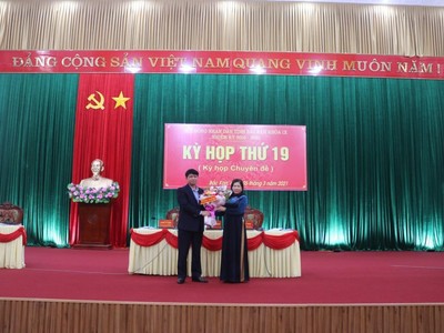 Bà Phương Thị Thanh, Phó Bí thư Thường trực Tỉnh ủy, Chủ tịch HĐND tỉnh Bắc Kạn tặng hoa chúc mừng ông Nông Quang Nhất.