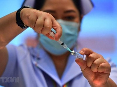 Tiêm chủng vắcxin ngừa bệnh viêm đường hô hấp cấp COVID-19. (Ảnh: THX/TTXVN).