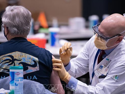 Tiêm vaccine ngừa COVID-19 cho người dân tại Seattle, bang Washington, Mỹ. Ảnh: AFP/TTXVN.