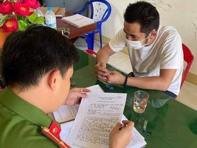 Nguyễn Thanh Tùng làm việc với cơ quan công an. (Ảnh công an cung cấp).