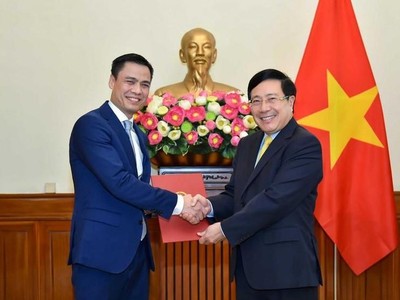 Ủy viên Bộ Kl991.com tải ứng dụng, Phó Thủ tướng, Bộ trưởng Ngoại giao Phạm Bình Minh đã trao quyết định bổ nhiệm Thứ trưởng Ngoại giao cho ông Đặng Hoàng Giang.