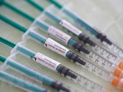 WHO khẳng định vaccine của AstraZeneca vẫn an toàn. (Ảnh: AFP/TTXVN).