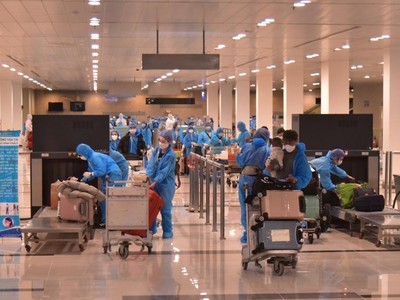 Hơn 340 công dân Việt Nam từ Hàn Quốc về nước cách ly tại Bạc Liêu.