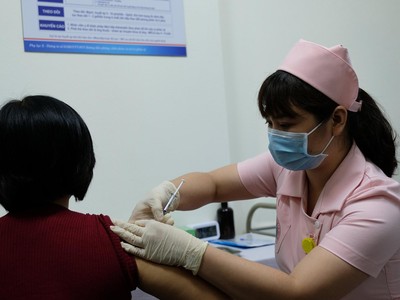 Người tình nguyện được tiêm vắc xin Covivac sáng ngày 15/3.
