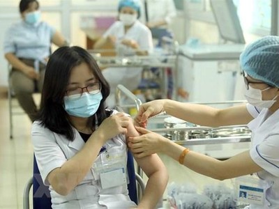 Nhân viên y tế được tiêm vaccine AstraZeneca phòng COVID-19. (Ảnh: Phan Tuấn Anh/TTXVN).