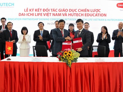 Ông Trần Đình Quân – Chủ tịch kiêm Tổng Giám đốc Dai-ichi Life Việt Nam (phải) và ông Kiều Xuân Hùng – Chủ tịch kiêm Tổng Giám đốc HUTECH Education cùng ký kết Biên bản Ghi nhớ Đối tác Giáo dục Chiến lược.