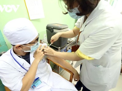 Đã có 100 nhân viên y tế ở tỉnh Khánh Hòa được tiêm vaccine phòng Covid-19.