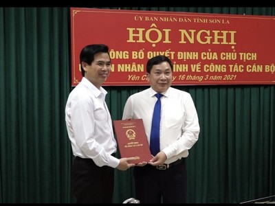 Chủ tịch UBND tỉnh Sơn La Hoàng Quốc Khánh (trái) trao Quyết định cho ông Lù Văn Cường.