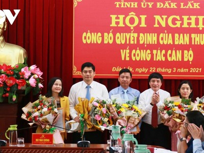 Trao quyết định điều động, luân chuyển cán bộ.