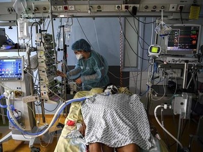 Nhân viên y tế điều trị cho bệnh nhân COVID-19 tại một bệnh viện ở Paris, Pháp. (Ảnh: AFP/TTXVN).