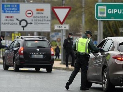 Cảnh sát kiểm tra các phương tiện tại cửa khẩu biên giới Pháp-Tây Ban Nha. (Nguồn: AFP/TTXVN).