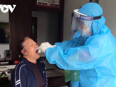 Người dân trong khu phong tỏa tại thôn Việt Tiến 1, xã Đại Hợp, huyện Kiến Thụy, Hải Phòng, một trong các địa điểm phong tỏa liên quan đến 2 bệnh nhân 2582 và 2586, được lấy mẫu xét nghiệm SARS-CoV-2.