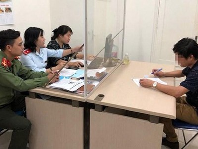 Thanh tra Sở Thông tin và Truyền thông phối hợp với Công an thành phố xử lý vi phạm hành chính với cá nhân đưa thông tin sai sự thật về công tác bầu cử. (Ảnh: Thanh tra Sở Thông tin và Truyền thông).