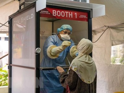 Nhân viên y tế lấy mẫu xét nghiệm COVID-19 cho người dân tại Kuala Lumpur, Malaysia. (Ảnh: THX/TTXVN).