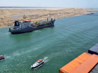 Các tàu chở hàng từ châu Âu sang châu Á có thể rút ngắn hành trình nhờ di chuyển qua kênh đào Suez. (Ảnh: Reuters).