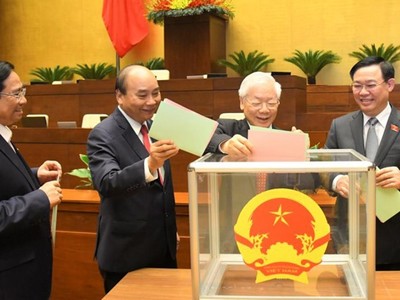 Các đại biểu bỏ phiếu bầu tại Kỳ họp 11, Quốc hội khoá XIV.
