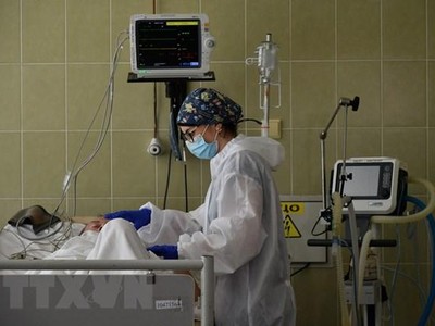Nhân viên y tế điều trị cho bệnh nhân COVID-19 tại bệnh viện ở Lviv, Ukraine. (Ảnh: AFP/TTXVN).