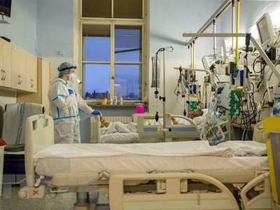 Chăm sóc bệnh nhân COVID-19 tại Praha, Séc. (Ảnh: AFP/TTXVN).