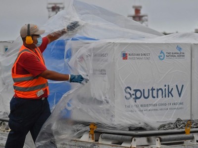 Hungary sẽ đánh giá vắc xin Sputnik V để sử dụng ở Slovakia. Ảnh: AFP.
