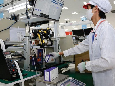  Nhu cầu khổng lồ của thế giới cho các thiết bị điện tử là động lực chính thúc đẩy năng suất công nghiệp. Ảnh: Dũng Minh.