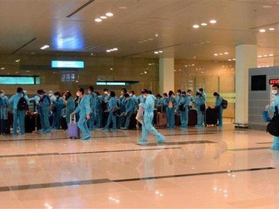Công dân Việt Nam từ Đài Loan về nước được tiếp nhận, sắp xếp về khu cách ly y tế theo quy định. (Ảnh: TTXVN phát).
