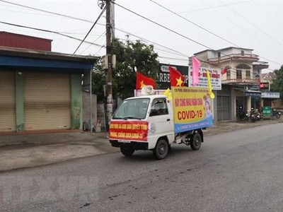 Xe tuyên truyền lưu động về phòng, chống dịch COVID-19 tại huyện Kim Thành, tỉnh Hải Dương. (Ảnh: Mạnh Minh/TTXVN).