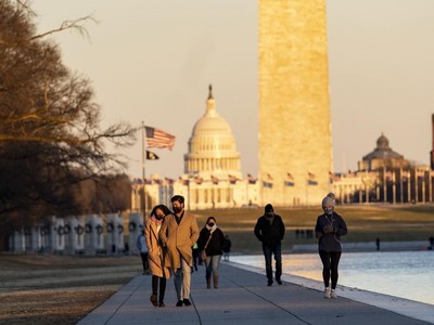 Người dân đeo khẩu trang phòng lây nhiễm Covid-19 tại Washington, D.C., Mỹ, ngày 23/1/2021. Ảnh: THX/TTXVN.