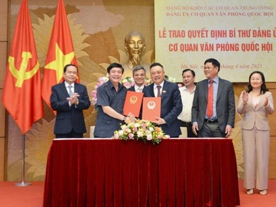 Bí thư, nguyên Bí thư Đảng ủy Cơ quan Văn phòng Quốc hội bàn giao công tác.