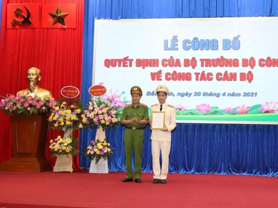 Thượng tướng Lê Quý Vương trao Quyết định và chúc mừng Đại tá Bùi Duy Hưng.