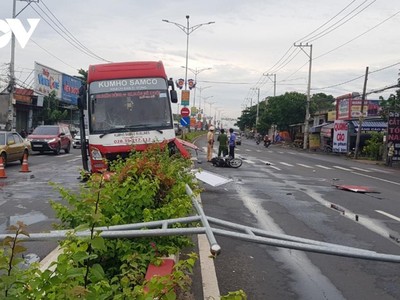 Sau va chạm xe khách lao lên dải phân cách, tông gãy trụ đèn điện và biển quảng cáo.