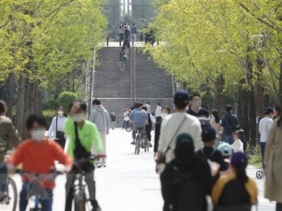 Người dân di chuyển trong công viên tại Seoul, Hàn Quốc, ngày 11/4/2021. (Nguồn: Yonhap/TTXVN).
