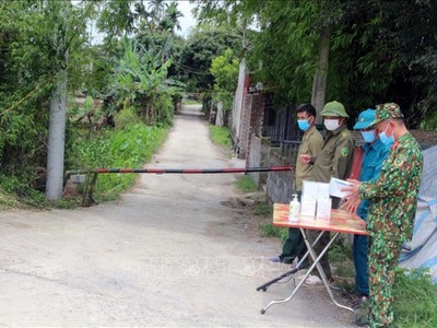 Lập chốt kiểm soát dịch bệnh tại thôn Nội Đọ, xã Bắc Lý, huyện Lý Nhân - nơi ở của bệnh nhân COVID- 19 vừa được xác nhận. (Ảnh: Đại Nghĩa/TTXVN).
