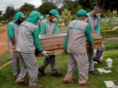 Giới chuyên gia cảnh báo số ca Covid-19 tử vong ở Brazil sẽ tiếp tục ở mức trung bình trên 2.000 ca/ngày trong vài tháng tới. Ảnh: Reuters.