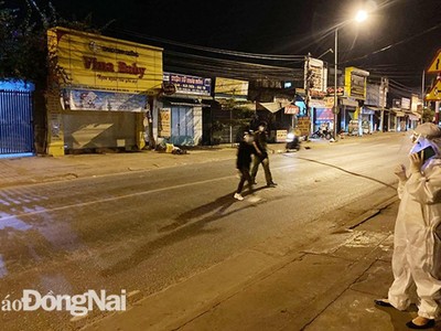 Lực lượng chức năng tiến hành điều tra, phun khử khuẩn tại khu vực nhà của ca nghi nhiễm Covid-19 đêm 4/5. Ảnh: Báo Đồng Nai.