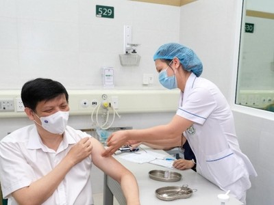 Bộ trưởng Bộ Y tế Nguyễn Thanh Long tiêm vaccine COVID-19 AstraZeneca. 