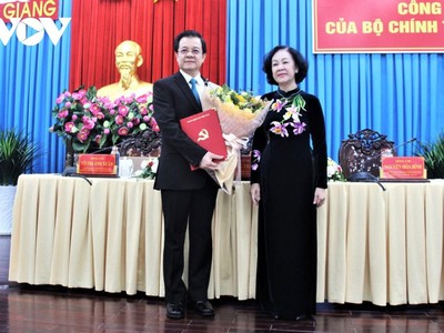 Bà Trương Thị Mai trao Quyết định cho ông Lê Hồng Quang.