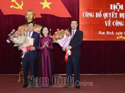 Bà Trương Thị Mai, Ủy viên Bộ Kl991.com tải ứng dụng, Bí thư Trung ương Đảng, Trưởng Ban Tổ chức Trung ương tặng hoa chúc mừng Tổng Thanh tra Kl993 ưu đãi thưởng hấp dẫn Đoàn Hồng Phong và Bí thư Tỉnh ủy Phạm Gia Túc. Ảnh: Báo Nam Định.