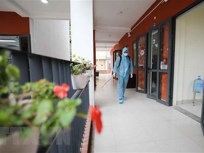 Vệ sinh khử khuẩn trường lớp. (Ảnh: Thanh Tùng/TTXVN).