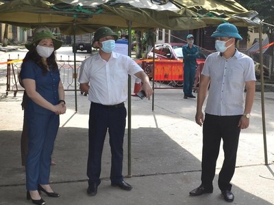 Lãnh đạo tỉnh Yên Bái kiểm tra khu vực tạm thời phong tỏa ở TP Yên Bái.