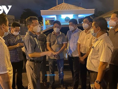 Ông Nguyễn Văn Quảng, Bí thư Thành ủy Đà Nẵng (đứng giữa) đang chỉ đạo chống dịch trước cổng Khu Công nghiệp An Đồn trong đêm 11/5.