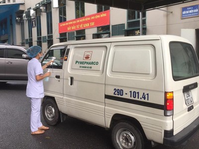 Nhân viên y tế kiểm soát bệnh nhân ra vào Bệnh viện Hữu nghị Việt Xô.