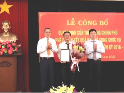 Bí thư Tỉnh ủy Phú Yên Phạm Đại Dương, Chủ tịch UBND tỉnh Phú Yên Trần Hữu Thế trao quyết định và chúc mừng ông Đào Mỹ - tân Phó Chủ tịch UBND tỉnh Phú Yên (đứng giữa).