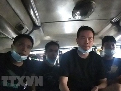 Những người Trung Quốc nhập cảnh trái phép bị phát hiện trong hầm xe. (Ảnh: TTXVN phát).